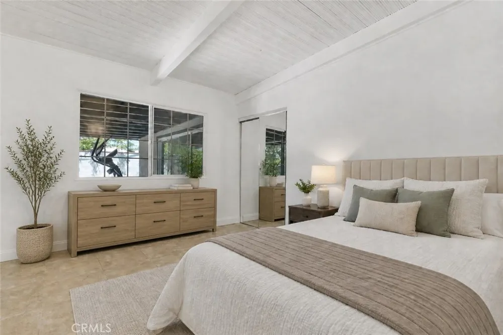 18027 Hatton Street Reseda, CA 91335