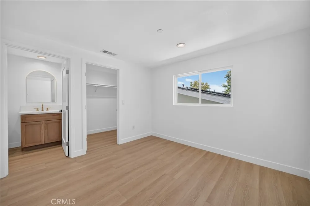 2937 10th Avenue Los Angeles, CA 90018