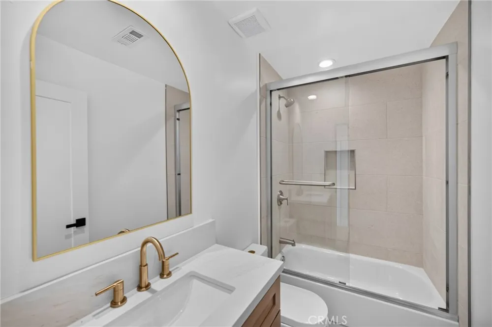 2937 10th Avenue Los Angeles, CA 90018