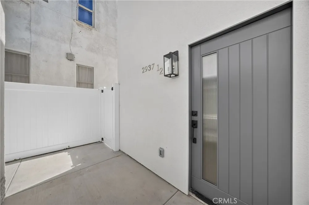 2937 10th Avenue Los Angeles, CA 90018