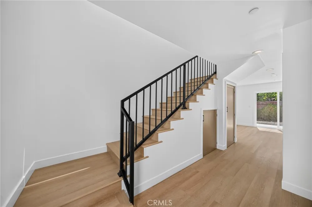 2937 10th Avenue Los Angeles, CA 90018