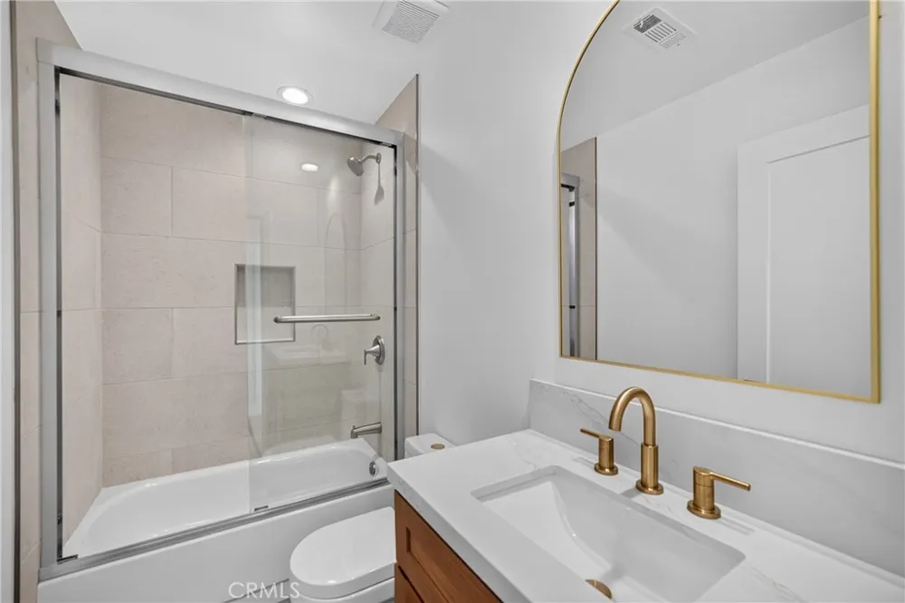 2939 10th Avenue Los Angeles, CA 90018