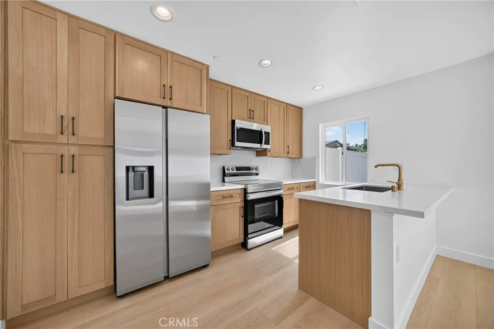 2939 10th Avenue Los Angeles, CA 90018