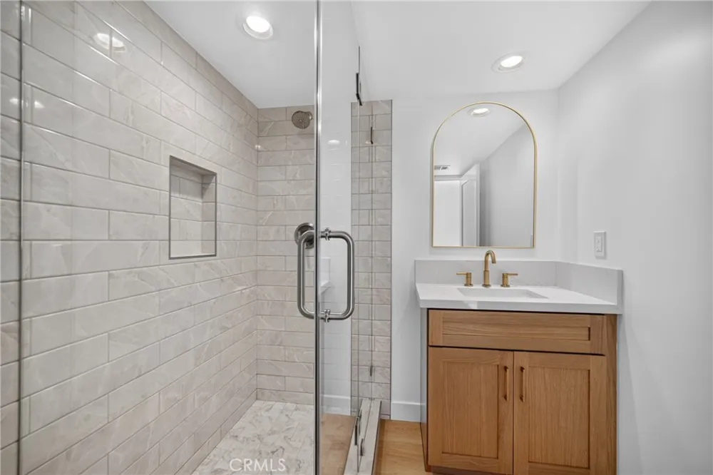 2939 10th Avenue Los Angeles, CA 90018