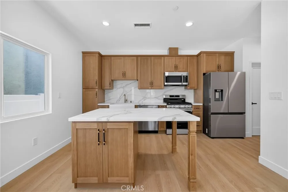 2937 10th Avenue Los Angeles, CA 90018
