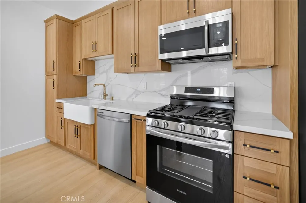2937 10th Avenue Los Angeles, CA 90018