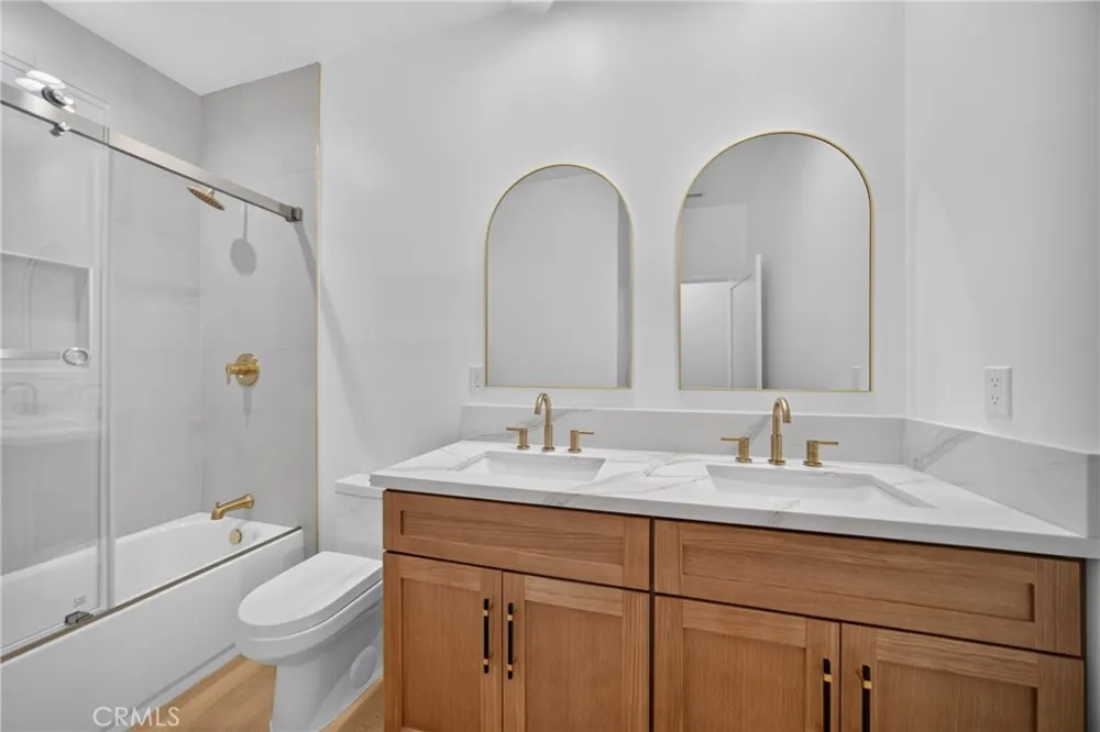 2937 10th Avenue Los Angeles, CA 90018