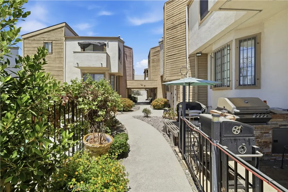 14715 Saticoy #9 Van Nuys, CA 91405