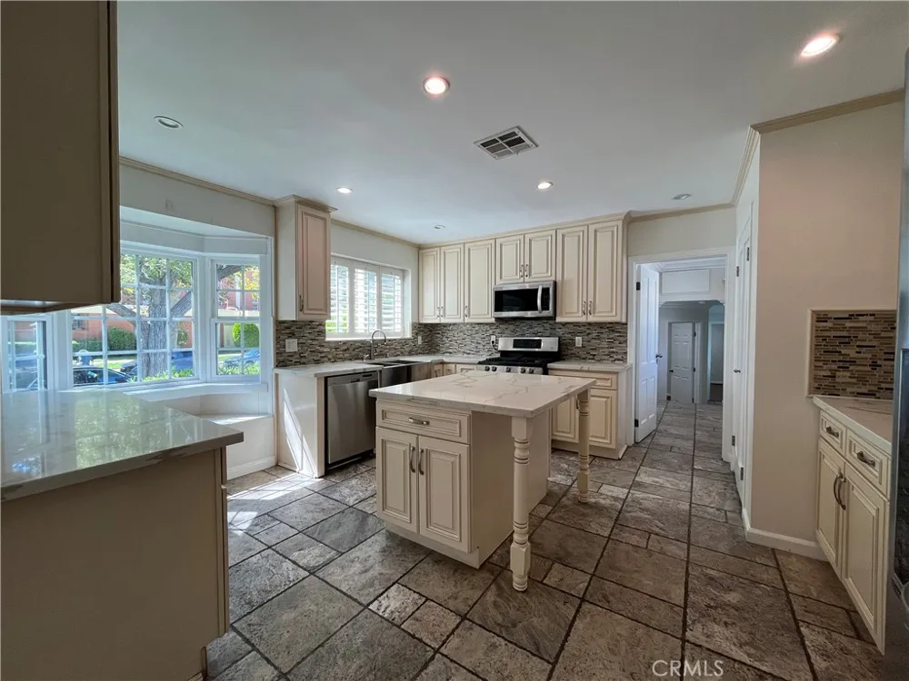 15483 Dickens Street Sherman Oaks, CA 91403
