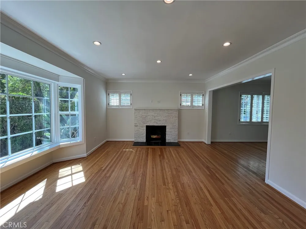15483 Dickens Street Sherman Oaks, CA 91403