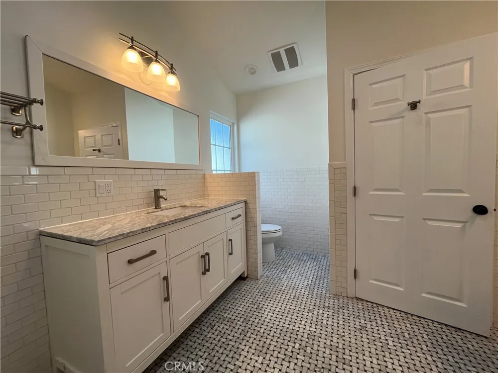 15483 Dickens Street Sherman Oaks, CA 91403