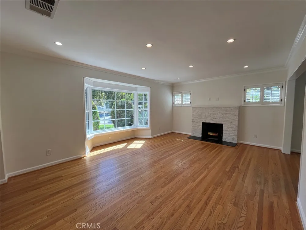 15483 Dickens Street Sherman Oaks, CA 91403