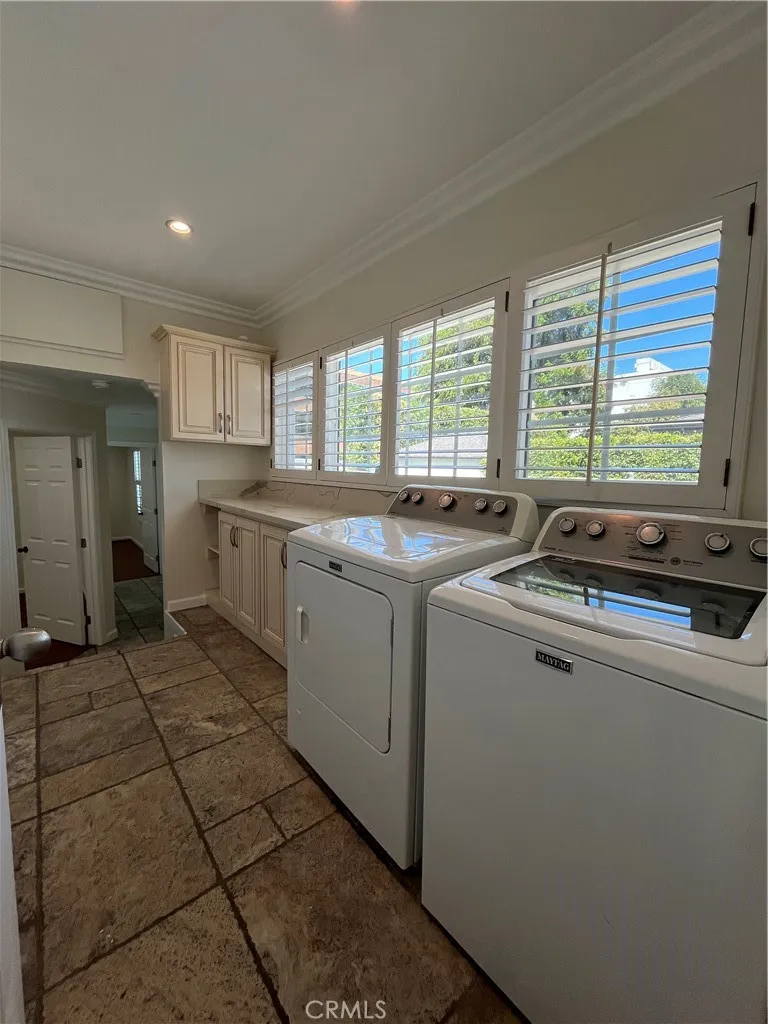 15483 Dickens Street Sherman Oaks, CA 91403