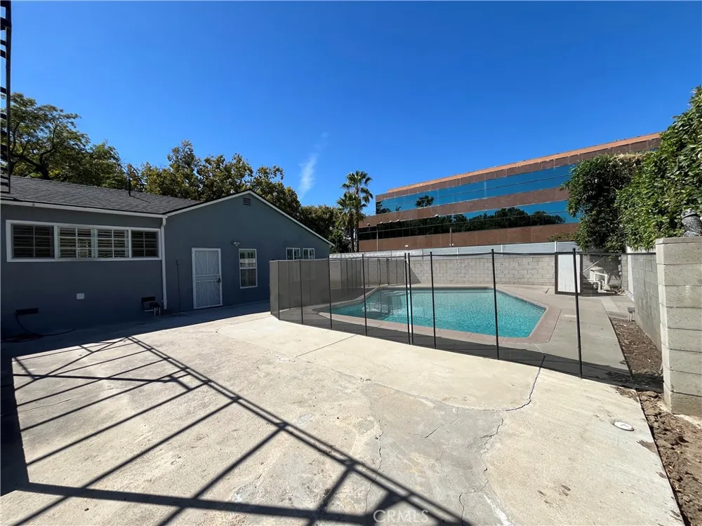 15483 Dickens Street Sherman Oaks, CA 91403