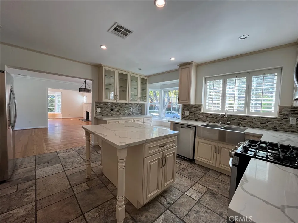 15483 Dickens Street Sherman Oaks, CA 91403