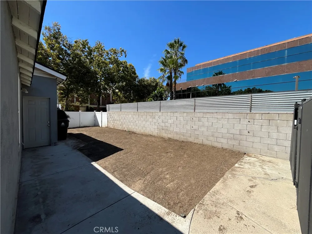 15483 Dickens Street Sherman Oaks, CA 91403