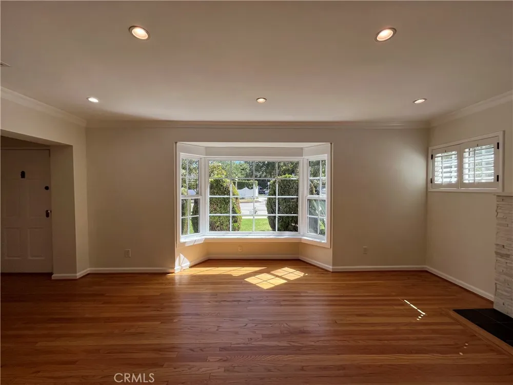 15483 Dickens Street Sherman Oaks, CA 91403