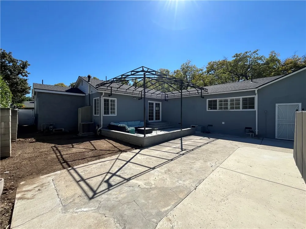 15483 Dickens Street Sherman Oaks, CA 91403