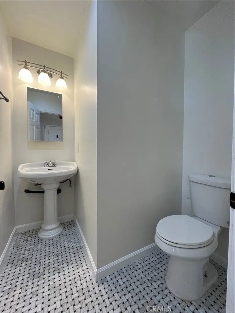 15483 Dickens Street Sherman Oaks, CA 91403