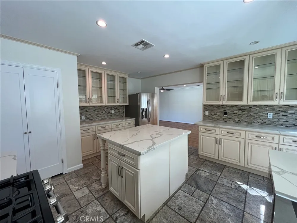 15483 Dickens Street Sherman Oaks, CA 91403