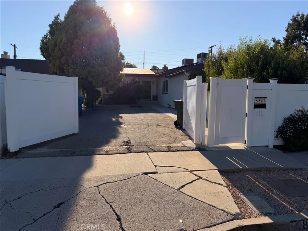6841 Hanna Canoga Park, CA 91303