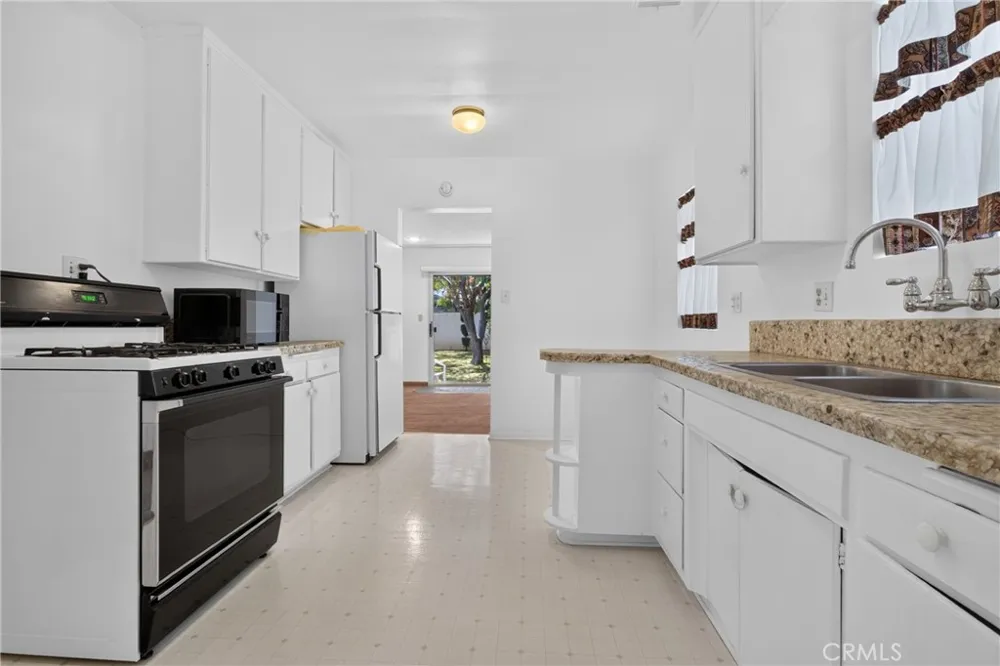 19134 Welby Reseda, CA 91335