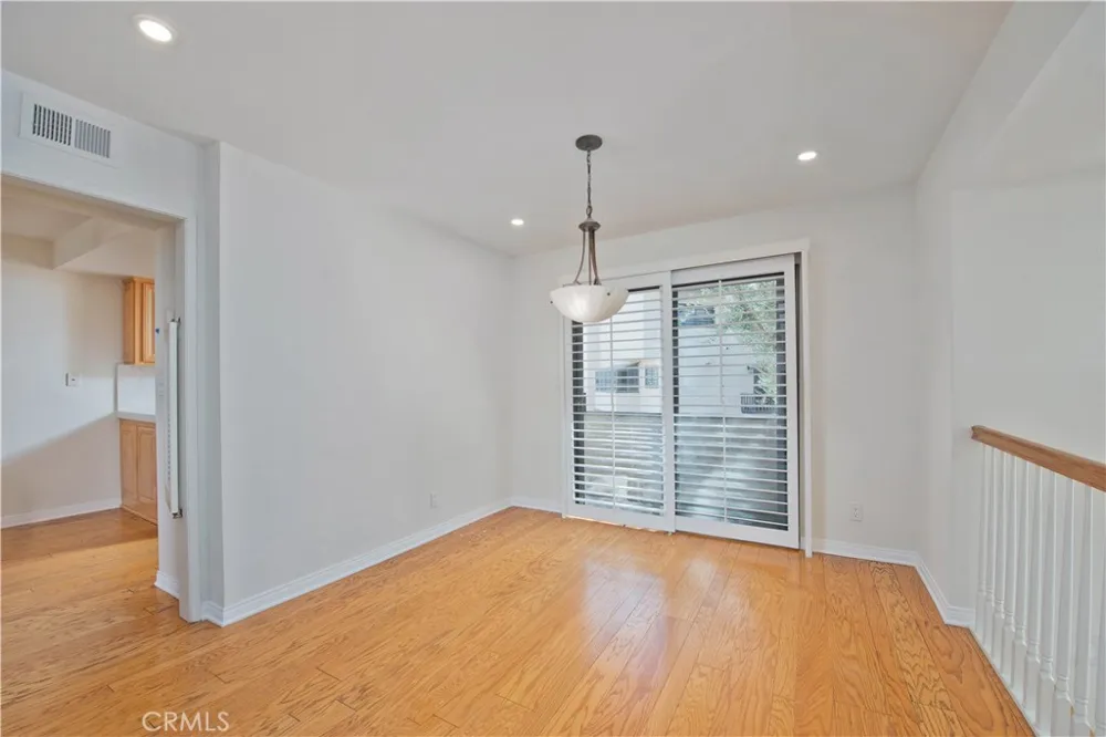 5757 Owensmouth Avenue #20 Woodland Hills, CA 91367