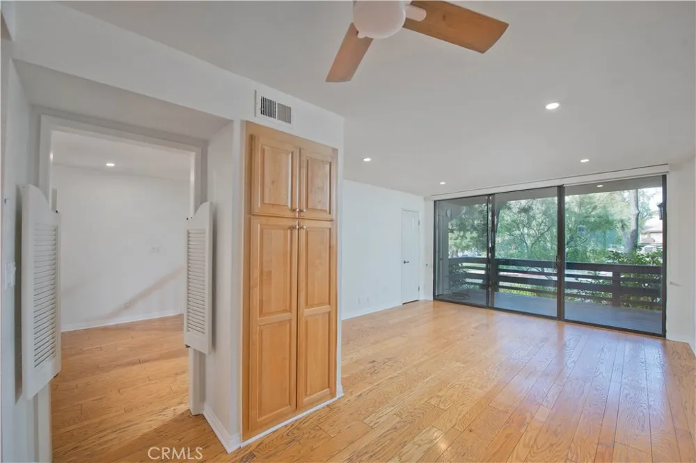 5757 Owensmouth Avenue #20 Woodland Hills, CA 91367