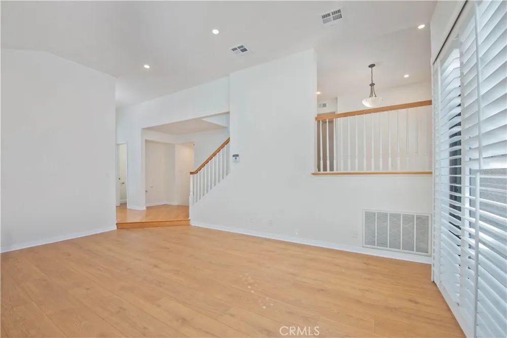 5757 Owensmouth Avenue #20 Woodland Hills, CA 91367