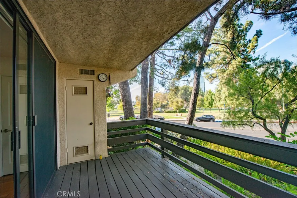 5757 Owensmouth Avenue #20 Woodland Hills, CA 91367