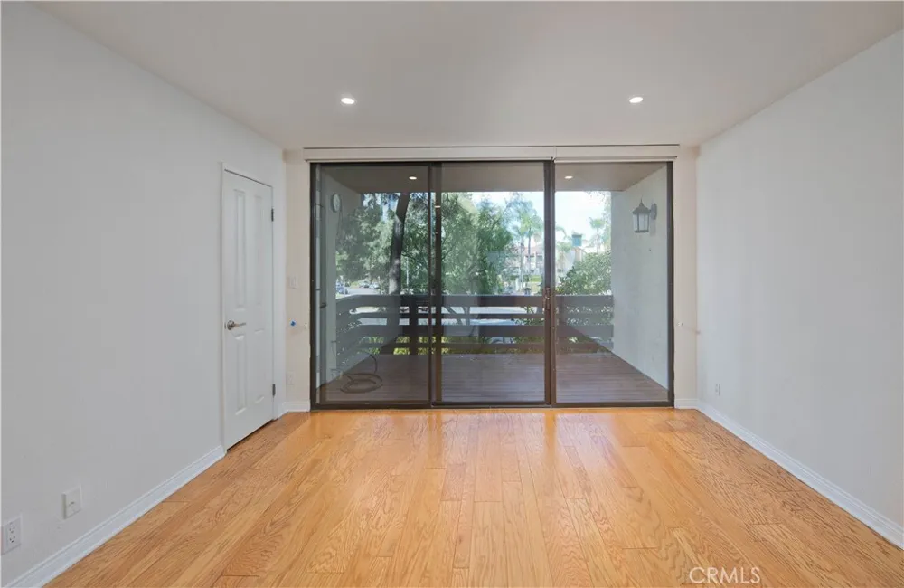 5757 Owensmouth Avenue #20 Woodland Hills, CA 91367