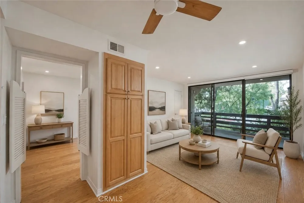 5757 Owensmouth Avenue #20 Woodland Hills, CA 91367