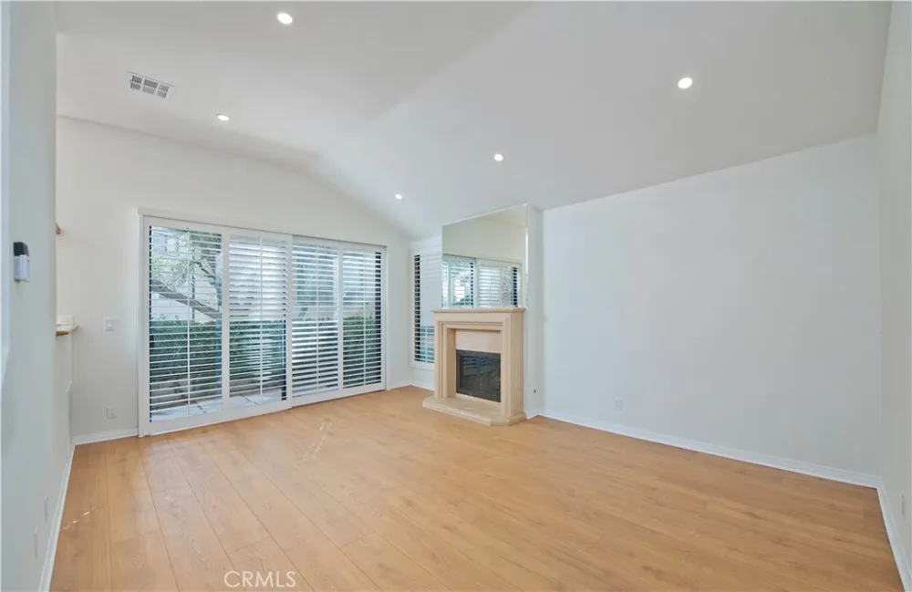 5757 Owensmouth Avenue #20 Woodland Hills, CA 91367