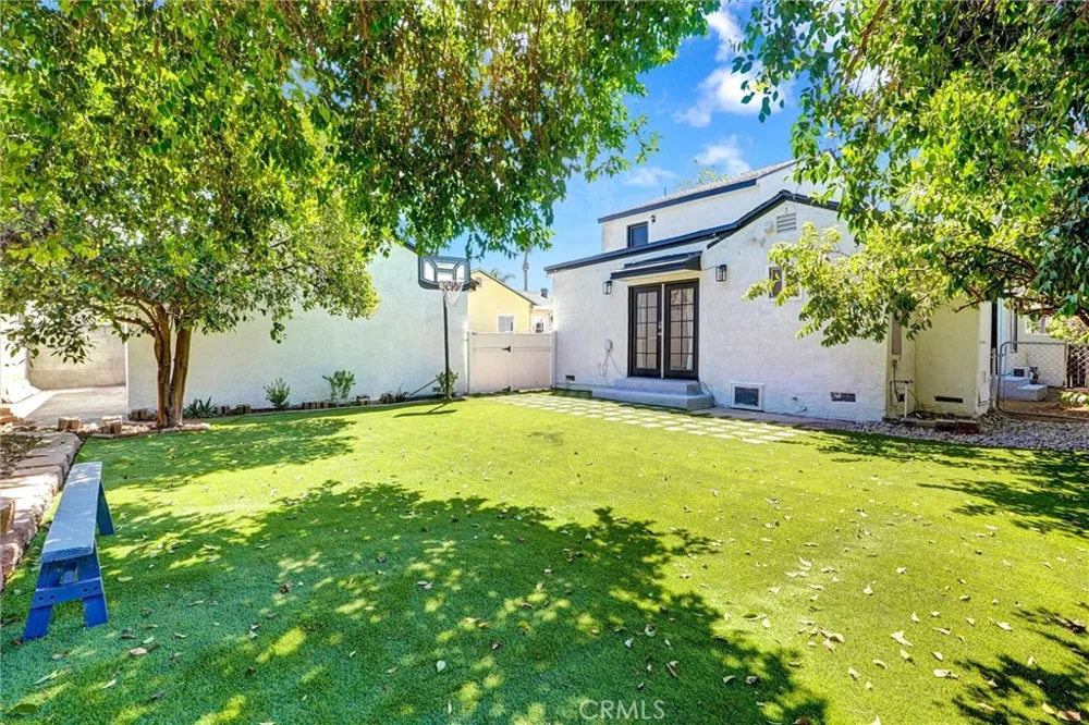 19549 Schoolcraft Reseda, CA 91335