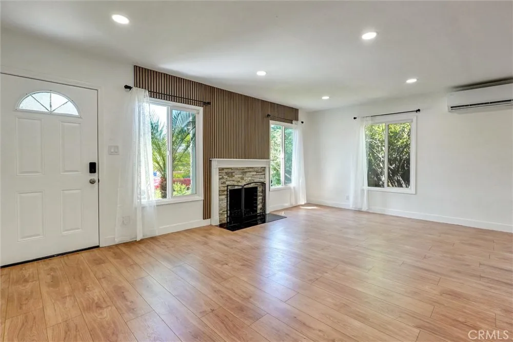 19549 Schoolcraft Reseda, CA 91335