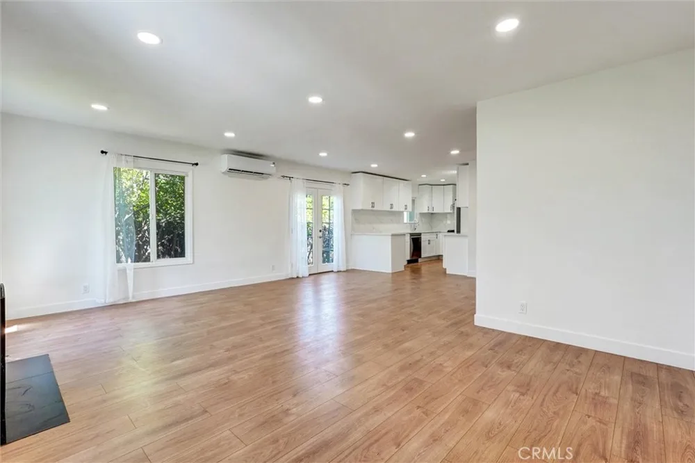 19549 Schoolcraft Reseda, CA 91335