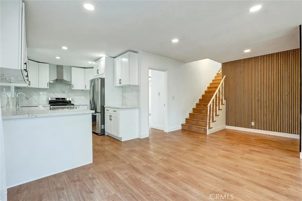 19549 Schoolcraft Reseda, CA 91335