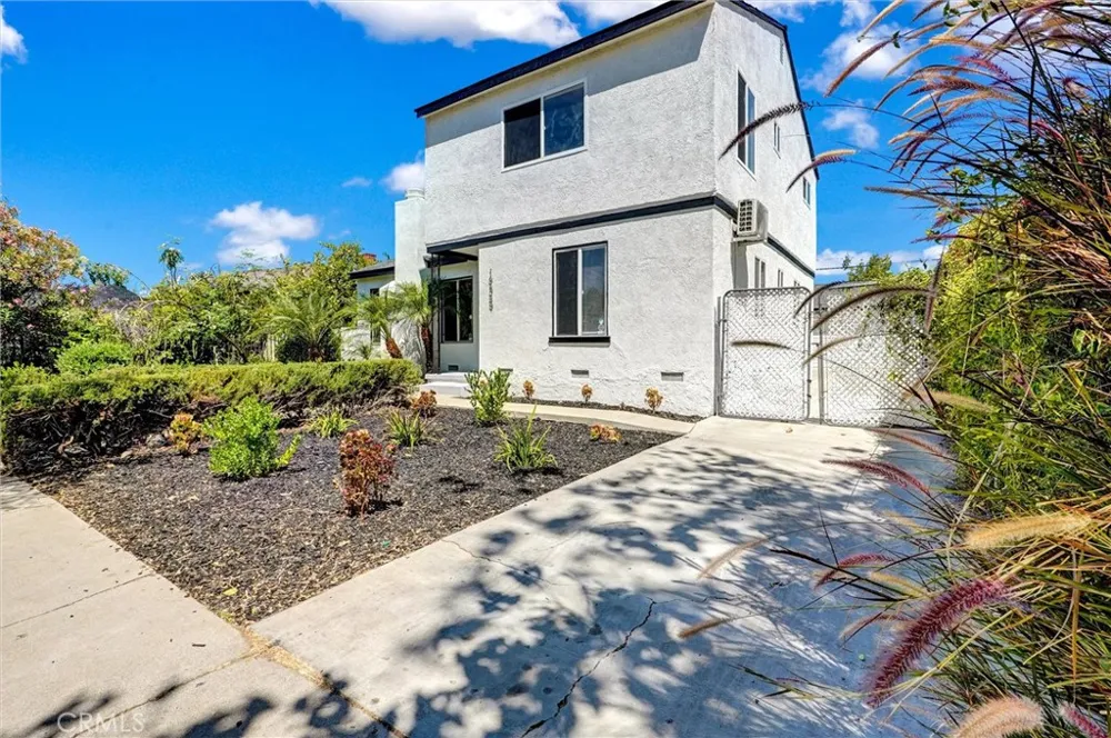 19549 Schoolcraft Reseda, CA 91335