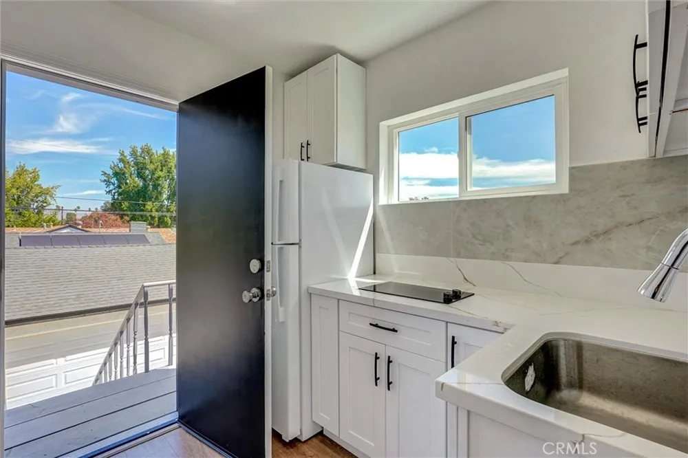 19549 Schoolcraft Reseda, CA 91335