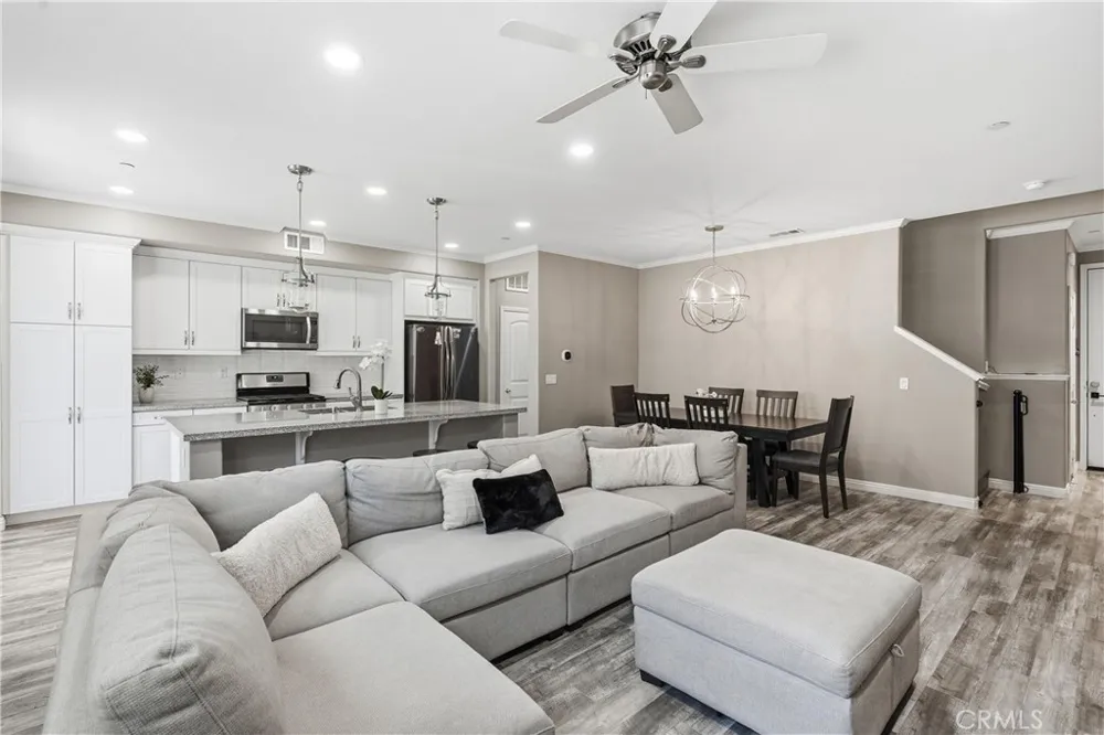 22077 Barrington Saugus, CA 91350