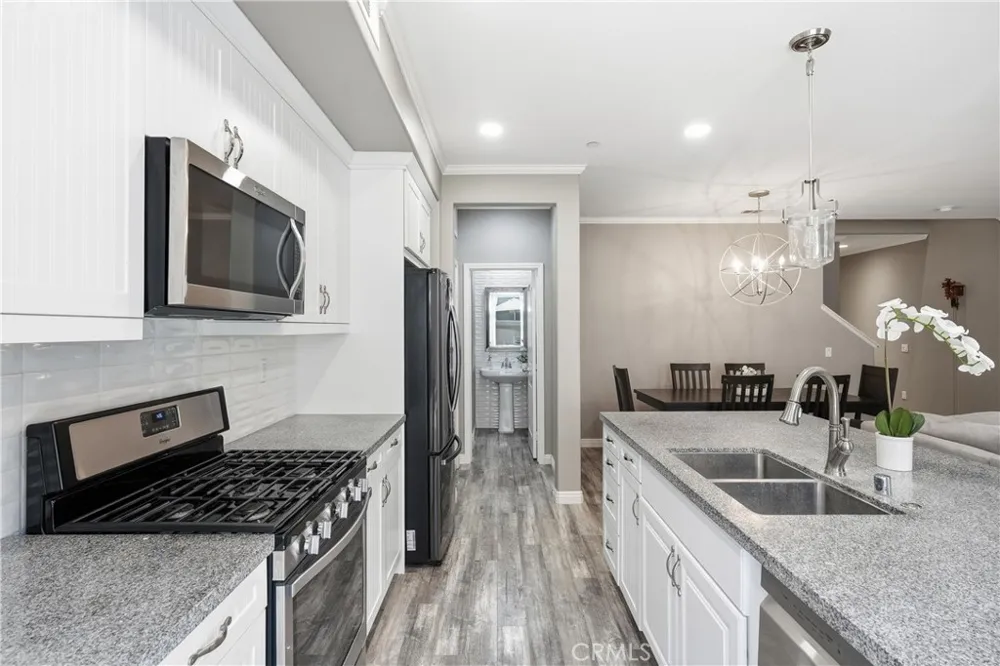 22077 Barrington Saugus, CA 91350