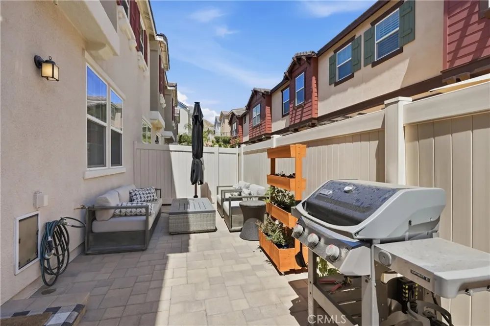 22077 Barrington Saugus, CA 91350