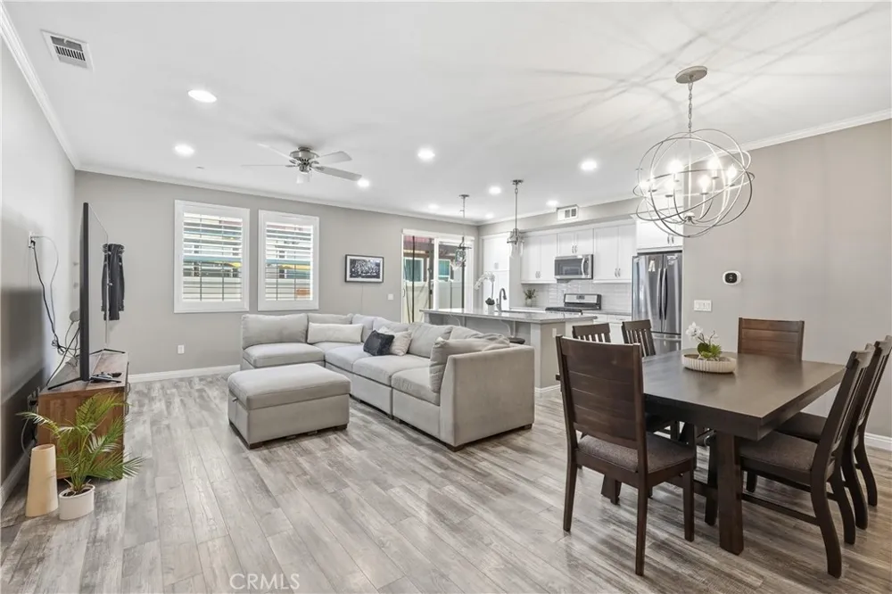 22077 Barrington Saugus, CA 91350