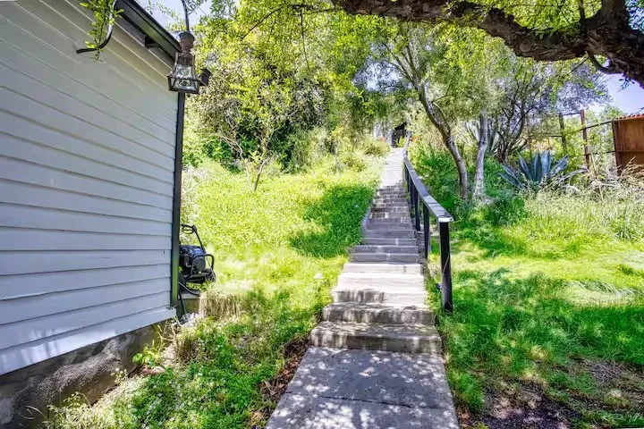 2597 Dearborn Drive Los Angeles, CA 90068