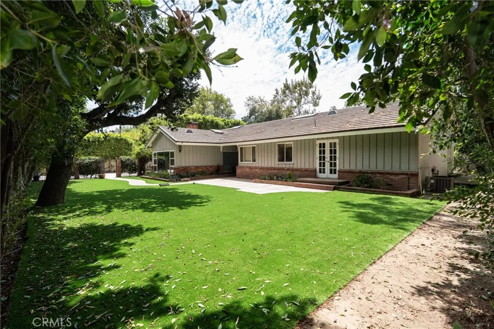 10461 Andora Chatsworth, CA 91311