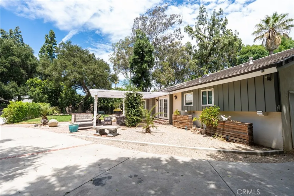 10461 Andora Chatsworth, CA 91311