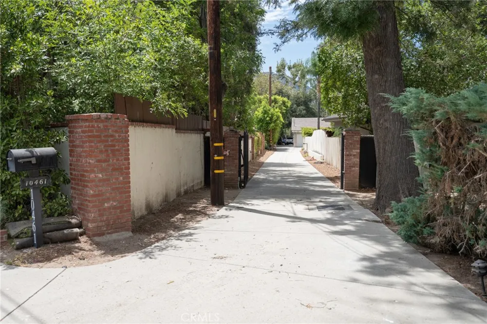 10461 Andora Chatsworth, CA 91311