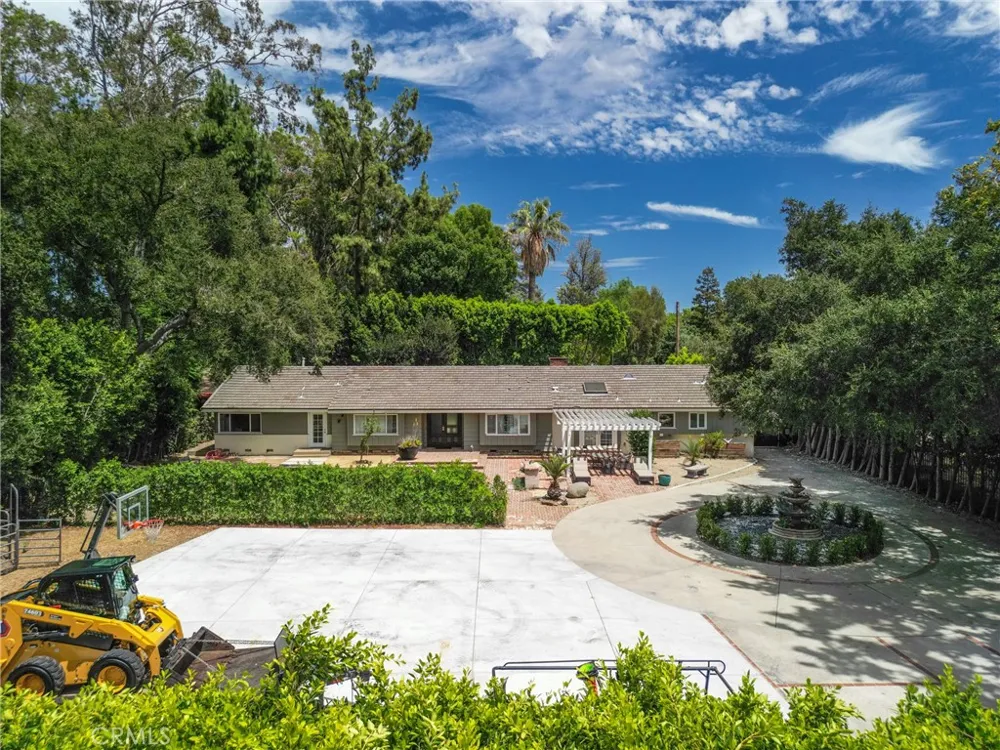 10461 Andora Chatsworth, CA 91311