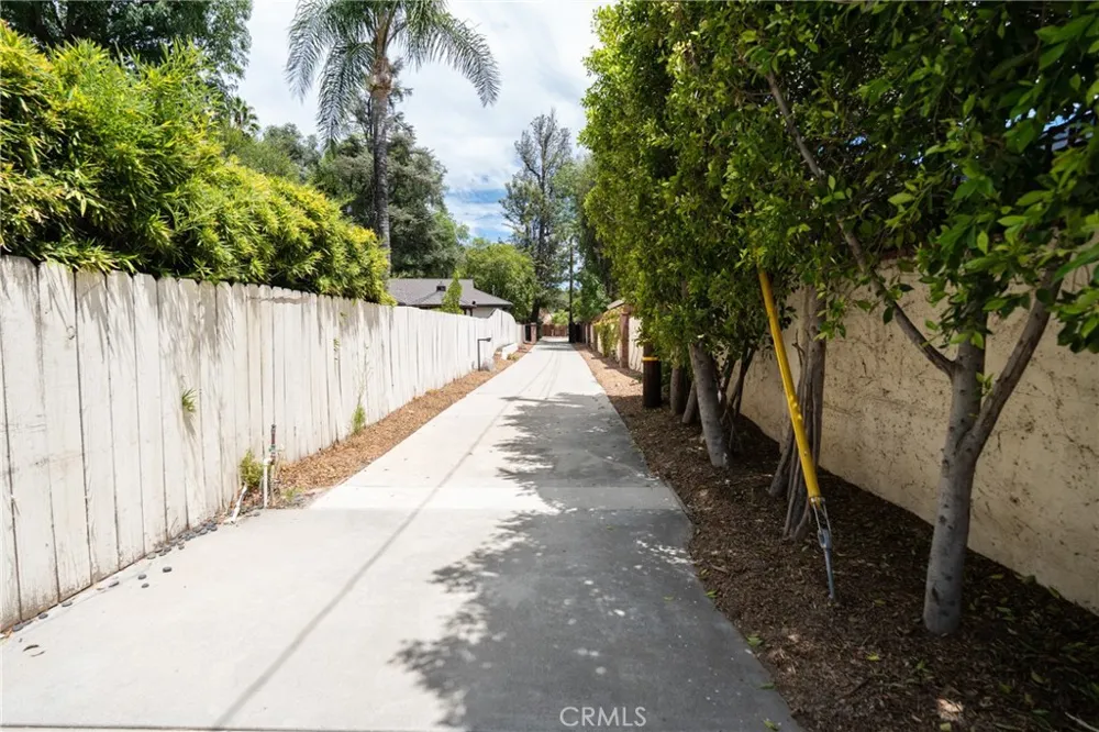 10461 Andora Chatsworth, CA 91311
