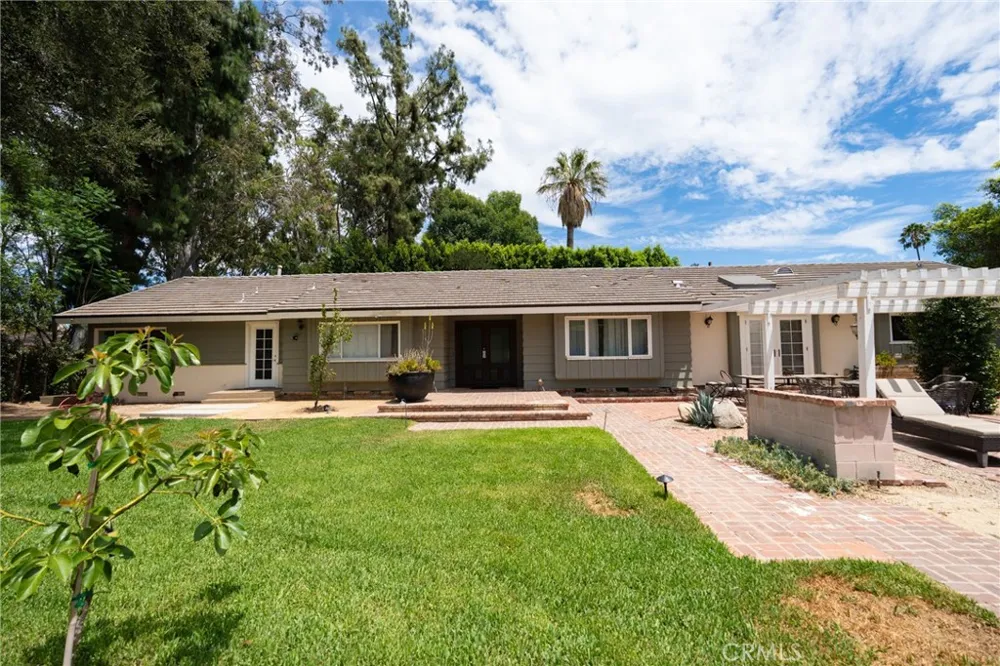 10461 Andora Chatsworth, CA 91311